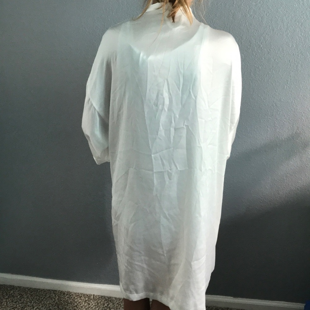 Robe - Picture 2 of 2